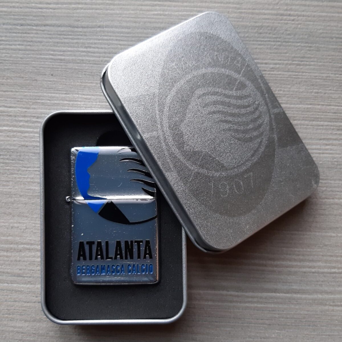 ATALANTA Zippo smaltato con scatola metallica laserata